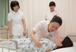 “Basic Nursing Skills” : students taking roles of patients and nurses in turns