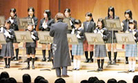 タイミング良くベルを一つずつ振り、美しい曲を奏でるハンドベル部の生徒たち