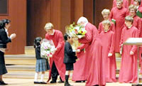 感謝の気持ちを込めて、子どもたちが花束を贈呈。次回のイベントの開催も期待されます